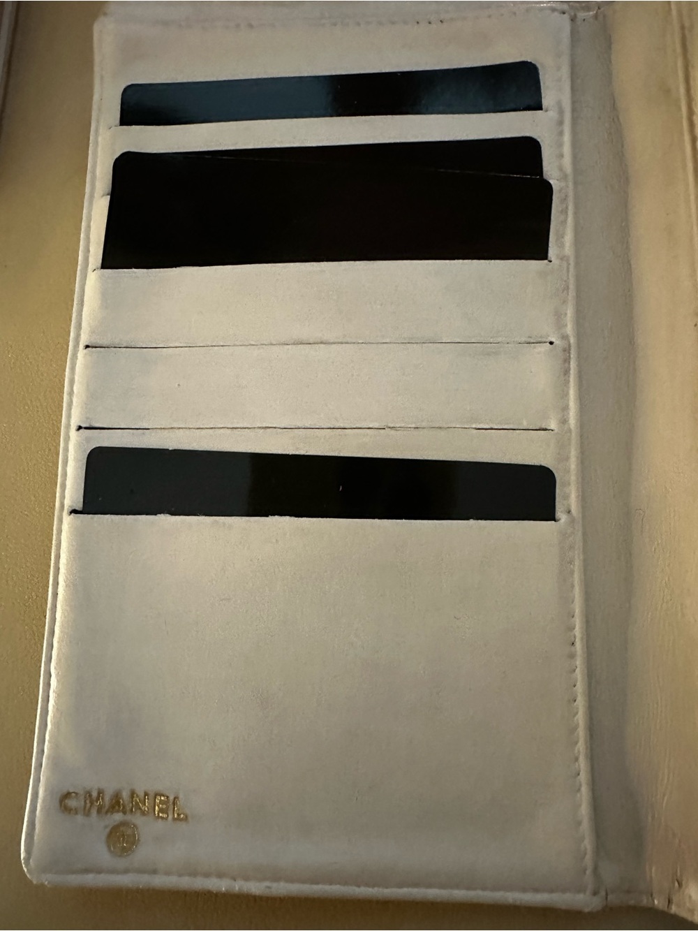 CHANEL Cream Leather Card Holder with Gold Stamp - Picture 4 of 6